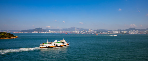 维多利亚港全景图。一艘大船漂浮在水面上。图片下载