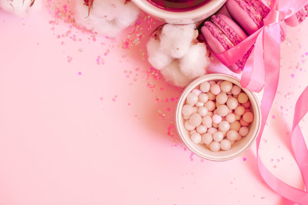 粉彩背景下的女孩派对上有化妆品和杏仁饼干。平铺女风格素材图片