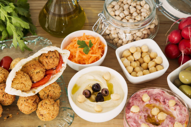 鹰嘴豆泥和油炸丸子图片下载