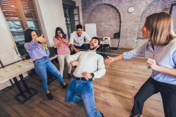 愉快友好的业务团队，享受企业培训的乐趣图片下载