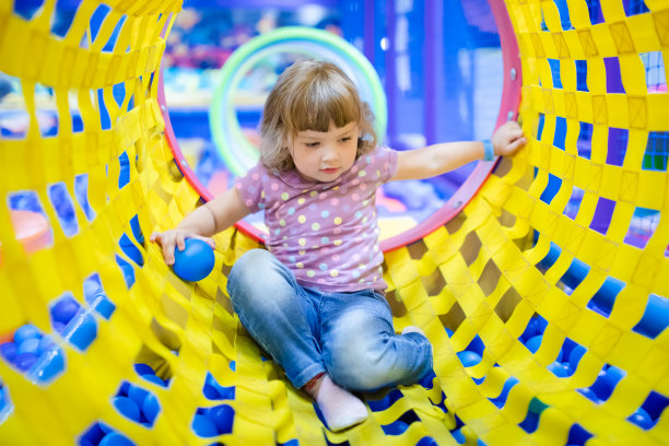 操场上的小女孩图片下载