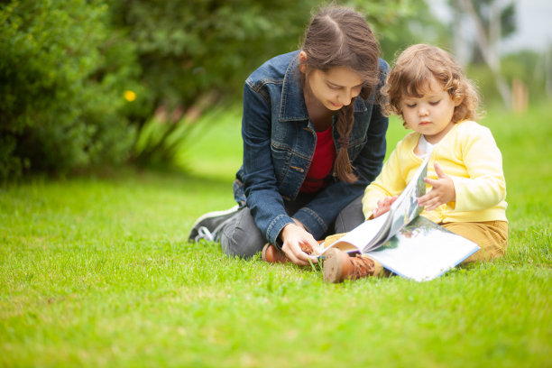 姐姐和妹妹在夏天的户外读书图片下载