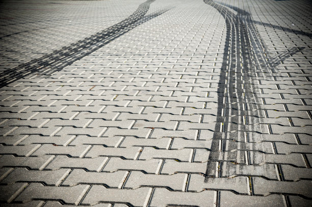 路面上漂移后留下的黑色轮胎印图片下载