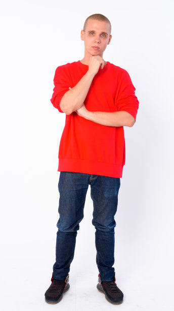 年轻秃顶男人思考的全身照片图片下载