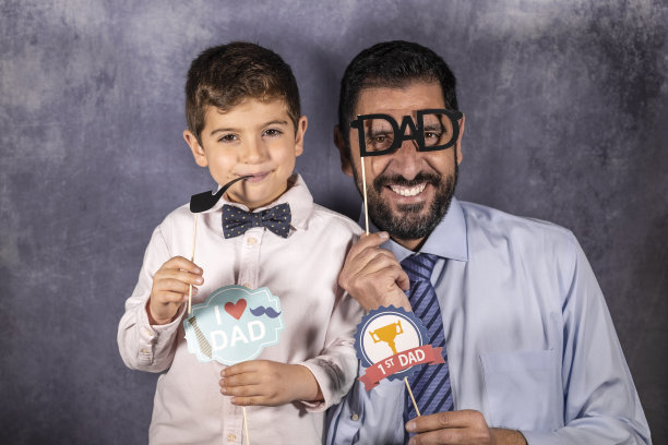 父子在家庆祝父亲节图片下载