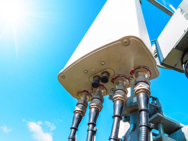 移动通信塔顶有天线俯瞰图片下载