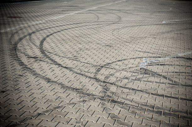 路面上漂移后留下的黑色轮胎印图片下载