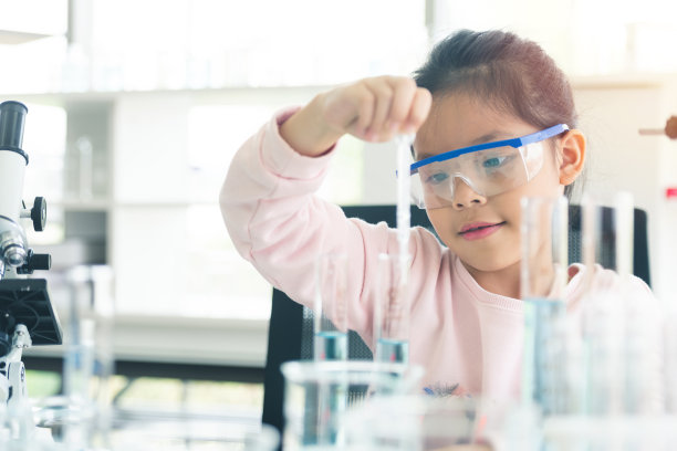 亚洲儿童在实验室学习化学图片下载