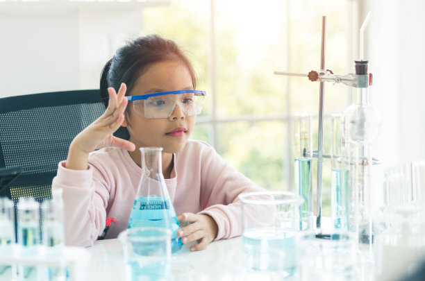 亚洲儿童在实验室学习化学图片下载