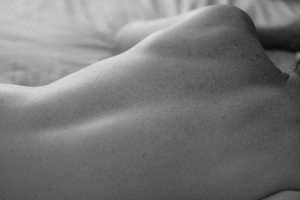 睡觉的人-单色图片下载