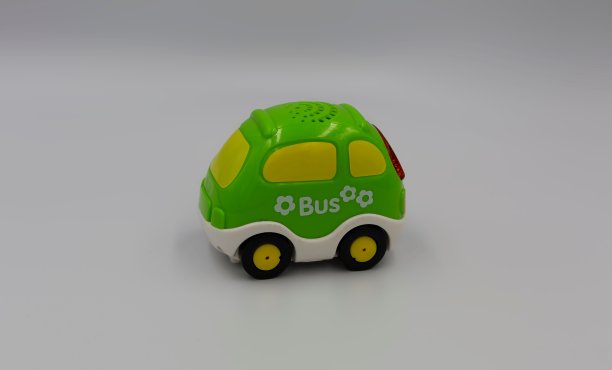 白色背景上的绿色塑料玩具巴士图片下载