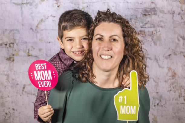 母亲和儿子在家庆祝母亲节图片下载