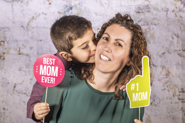 母亲和儿子在家庆祝母亲节图片下载