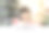 亚洲女孩在图书馆里愉快地看书和听音乐。素材图片