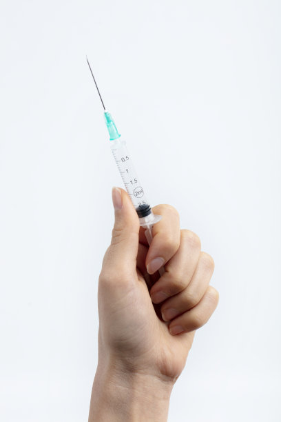 手握医疗注射器。冠状病毒。找到病毒爆发的疫苗图片下载