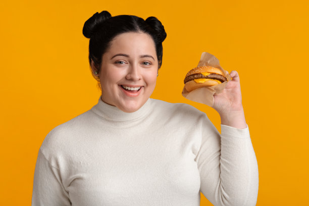 拿着牛肉汉堡的超重女孩图片下载