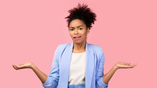 茫然无措的黑人女性在工作室耸肩图片下载