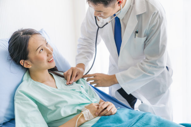 年轻的亚洲医生使用数字平板电脑对男性健康疾病或精神疾病进行诊断检查，并在诊所或医院办公室撰写处方记录信息文件的医疗理念图片下载