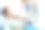 年轻的亚洲医生使用数字平板电脑对男性健康疾病或精神疾病进行诊断检查，并在诊所或医院办公室撰写处方记录信息文件的医疗理念图片下载