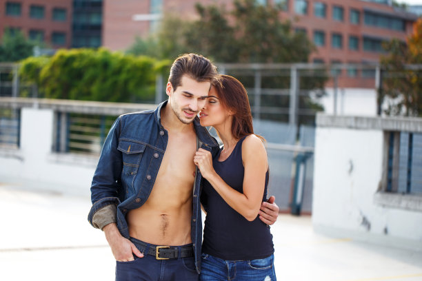 年轻夫妇一起在户外散步图片下载