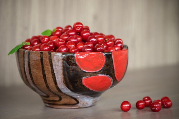 正宗的樱桃瓷碗。图片下载