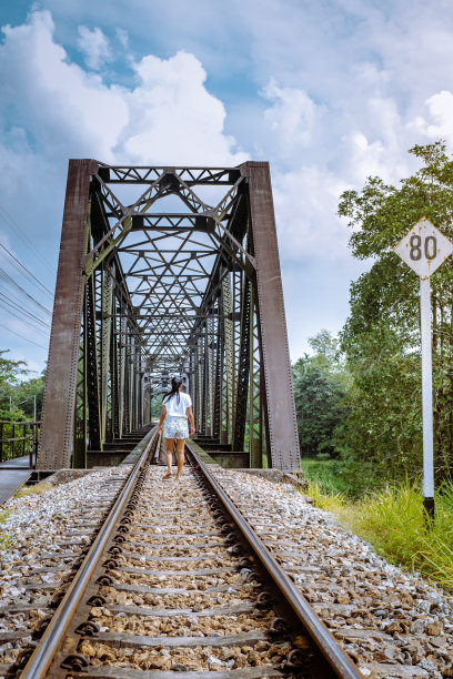 琅参铁路在泰国春丰河上图片下载