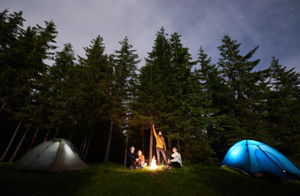 盖伊正在给他的朋友们展示帐篷城上空的星空。户外休闲图片下载