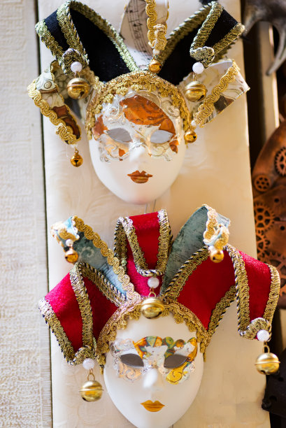 在威尼斯商店橱窗里出售的威尼斯面具图片下载
