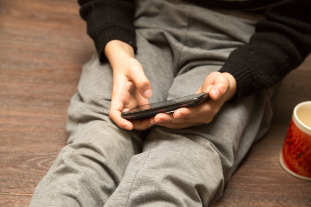 男孩在电话上玩游戏图片下载