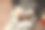 男孩在电话上玩游戏图片下载