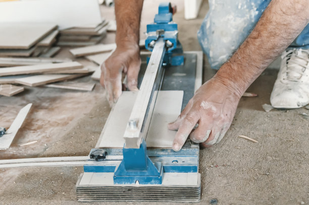 瓷砖切割工人正在切割地砖图片下载