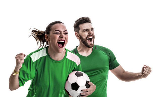 年轻的一对球迷穿着绿色的制服庆祝图片下载