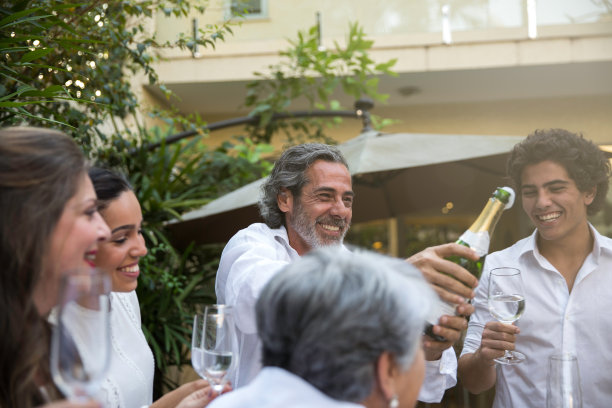 全家欢度新年图片下载