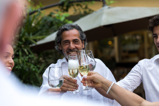 全家欢度新年图片下载