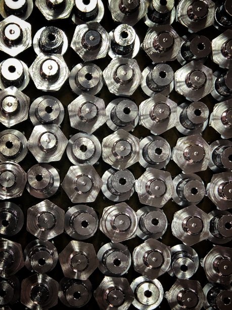 工业化零件连成一线图片下载