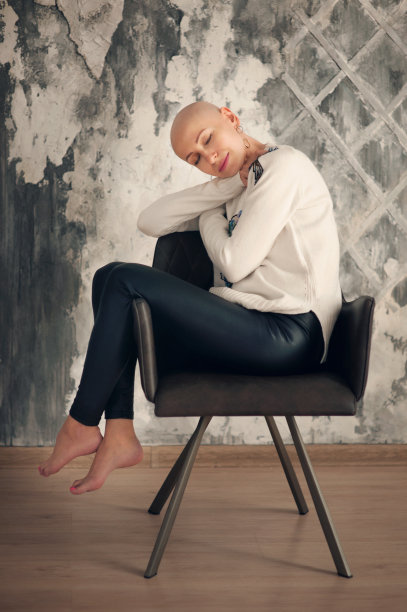 美丽的中间女人的肖像癌症患者光头没有头发。情绪，眼神里的希望图片下载