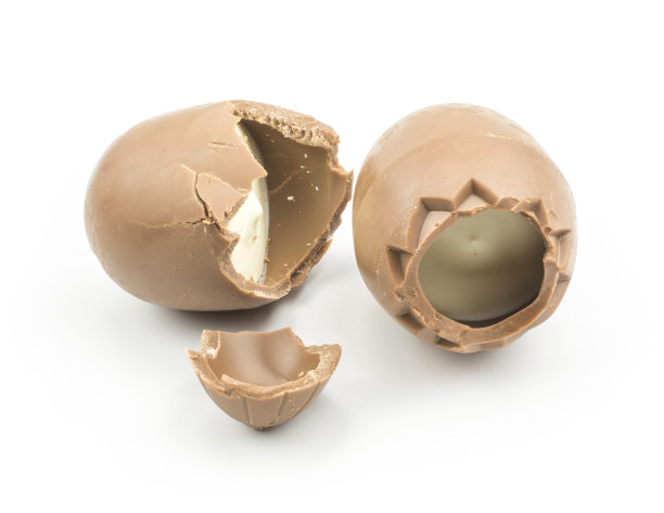 巧克力蛋孤立在白色上图片下载