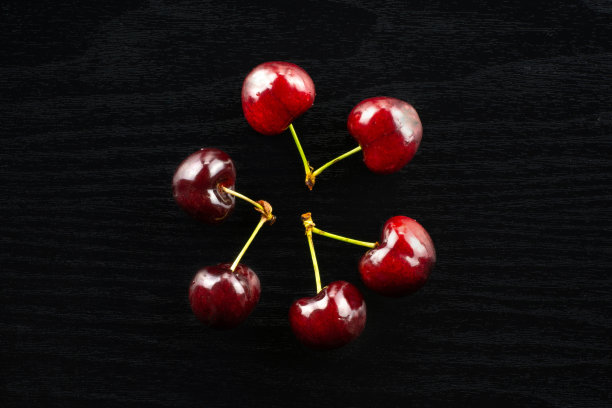 新鲜生的甜红樱桃配黑木头图片下载