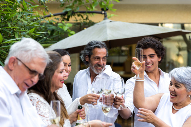 全家欢度新年图片下载