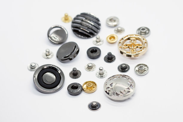 用于包、衣服、钱包的不同类型装饰纽扣图片下载