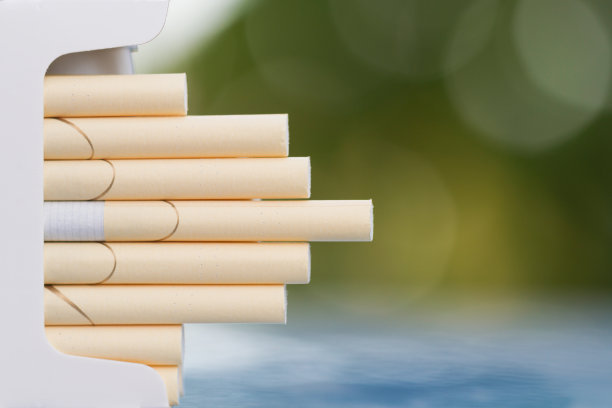 打开的香烟盒，绿色模糊背景，特写选择性对焦图片下载