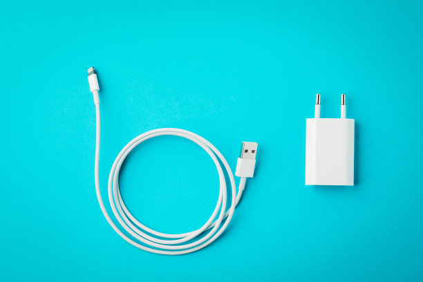 蓝色背景上的白色电话线。图片下载