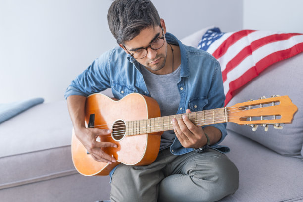 近距离音乐家正在弹吉他图片下载