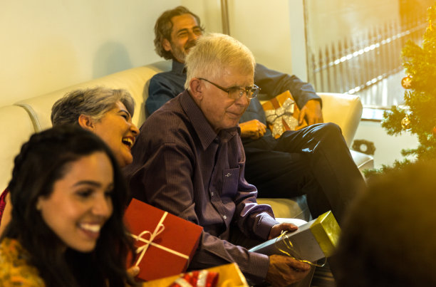 一家人在客厅交换圣诞礼物图片下载