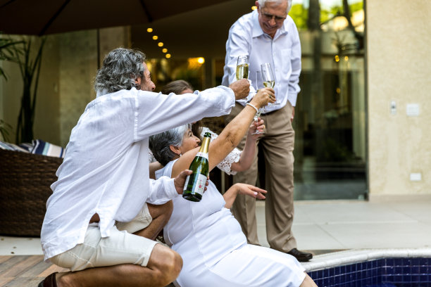 家人在家庆祝新年图片下载