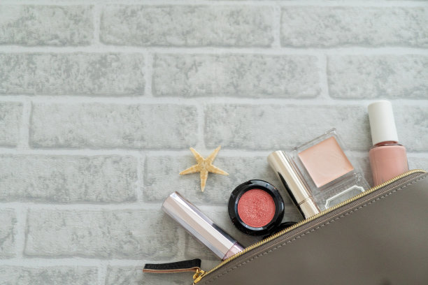 化妆化妆包在瓷砖背景上图片下载