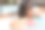 戴着太阳镜的漂亮女士在暑假的热水浴缸里休息时大笑图片下载