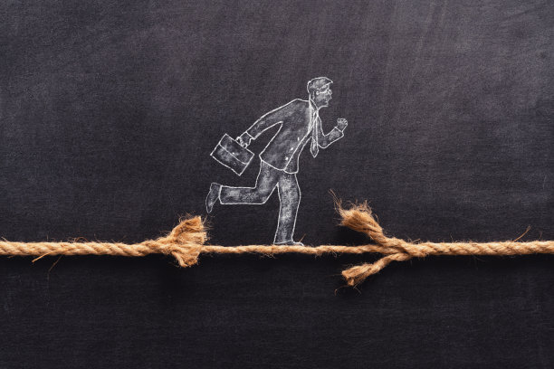 插图中的商人正走在一条细细的磨损的绳子上，隐喻着冒险的商业生活，一种平衡解决问题的能力。图片下载
