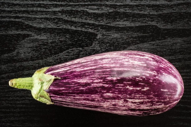 新鲜的生黑木条纹茄子图片下载