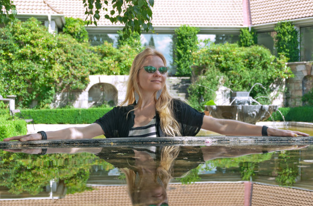 微笑的女孩与反思图片下载